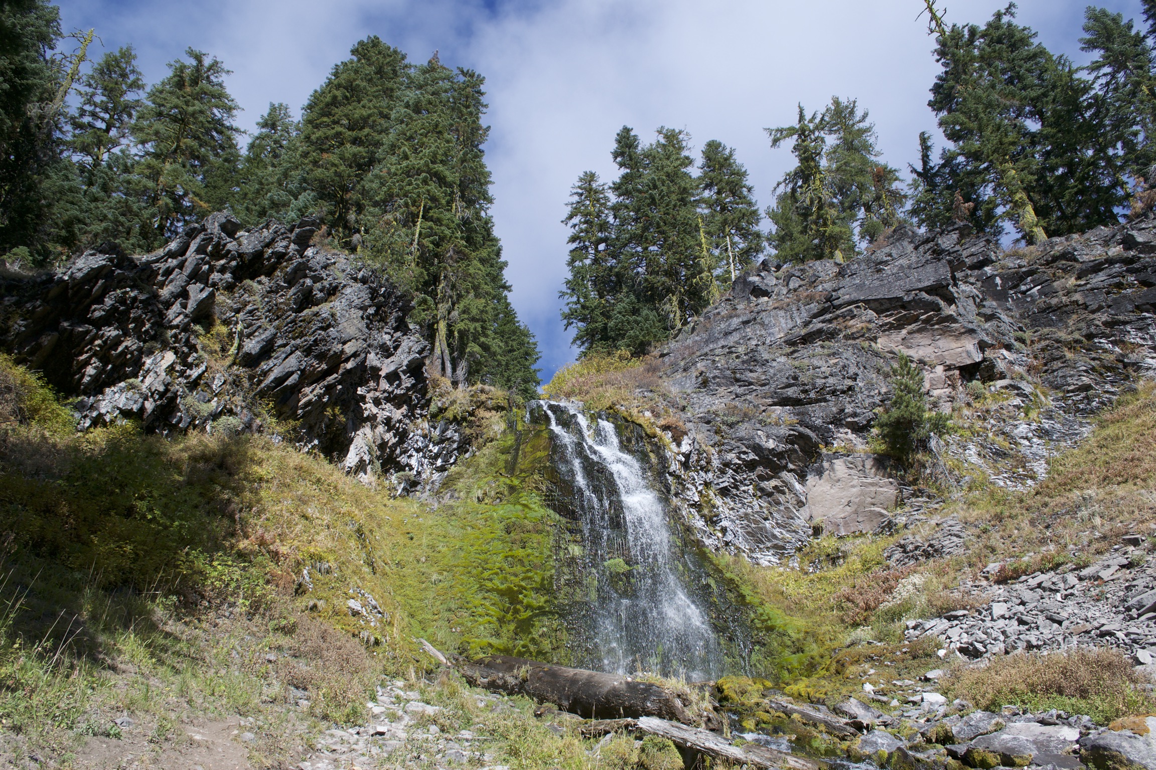 A small waterfall between two grainite crags.